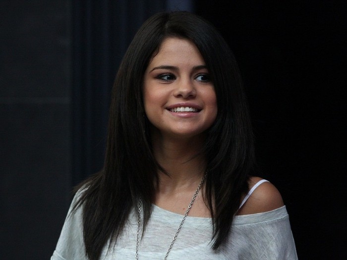 Selena-Wallpaper-selena-gomez-23276389-1024-768