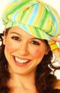 33177372_VQESMROYF - Unas fotos con Florencia Bertotti-Flor en Floricienta