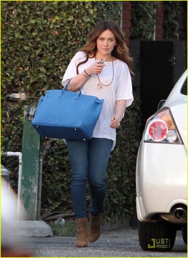 hilary-duff-six-hour-salon-visit-01