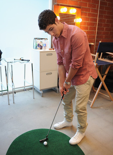 Nick-Jonas-Live-Chat-At-Cambio-Studios-06-30-2011-nick-jonas-23330463-434-594