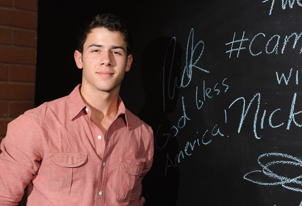 Nick-Jonas-Live-Chat-At-Cambio-Studios-06-30-2011-nick-jonas-23330495-594-406 - Live Chat at a cambio studio