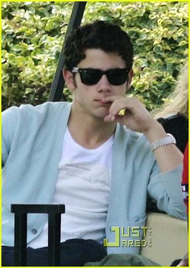 Nick-Jonas-Stopped-by-City-Of-Hope-06-29-2011-nick-jonas-23330128-418-590 - Stopped by City Of Hope