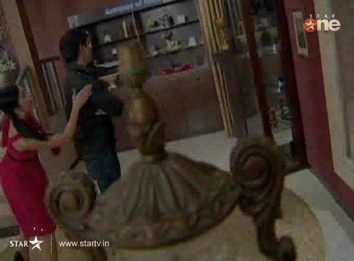 Tfzta - DILL MILL GAYYE KaSh as ArSh Hotel Lobby Scene Capz