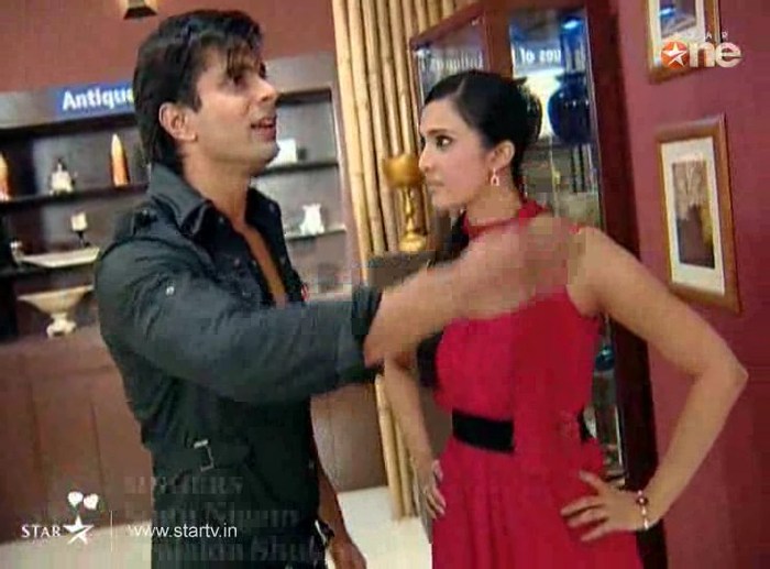 xH51A - DILL MILL GAYYE KaSh as ArSh Hotel Lobby Scene Capz