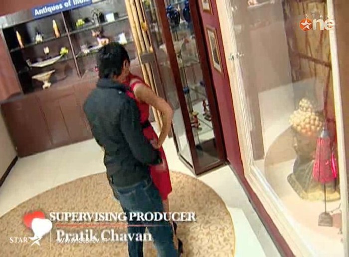 P8kt6 - DILL MILL GAYYE KaSh as ArSh Hotel Lobby Scene Capz