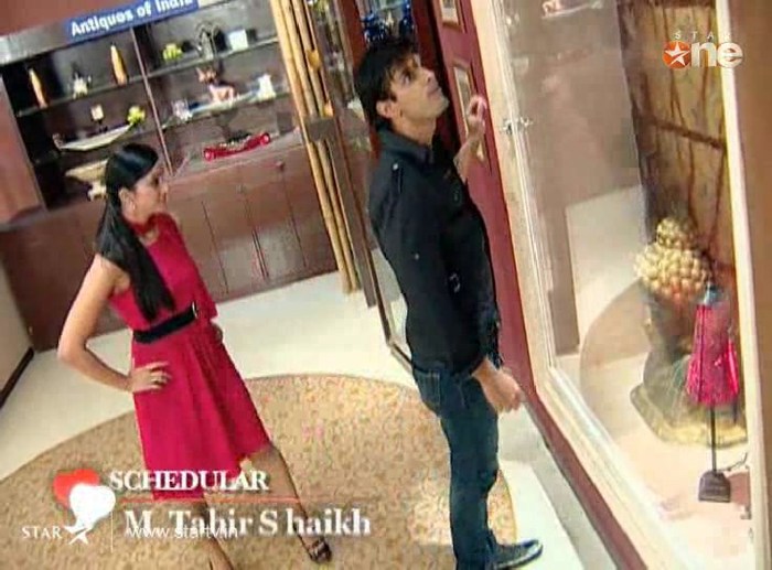 vc18v - DILL MILL GAYYE KaSh as ArSh Hotel Lobby Scene Capz