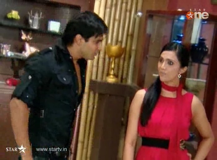 I7RBK - DILL MILL GAYYE KaSh as ArSh Hotel Lobby Scene Capz