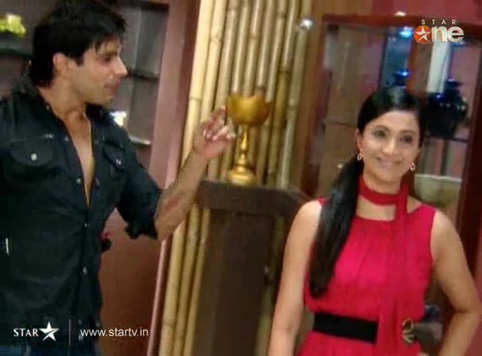 J1BVz - DILL MILL GAYYE KaSh as ArSh Hotel Lobby Scene Capz