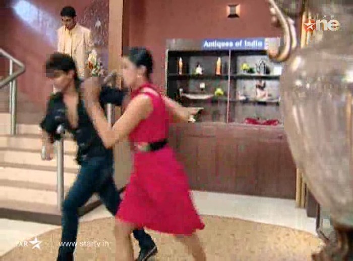 GcuHE - DILL MILL GAYYE KaSh as ArSh Hotel Lobby Scene Capz