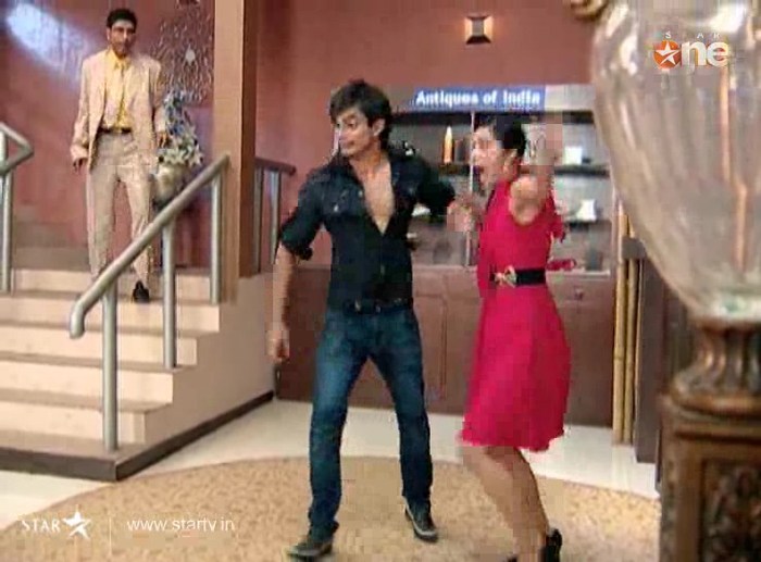 QWolL - DILL MILL GAYYE KaSh as ArSh Hotel Lobby Scene Capz