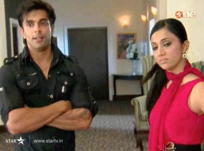jhI3m - DILL MILL GAYYE KaSh as ArSh Hotel Lobby Scene Capz