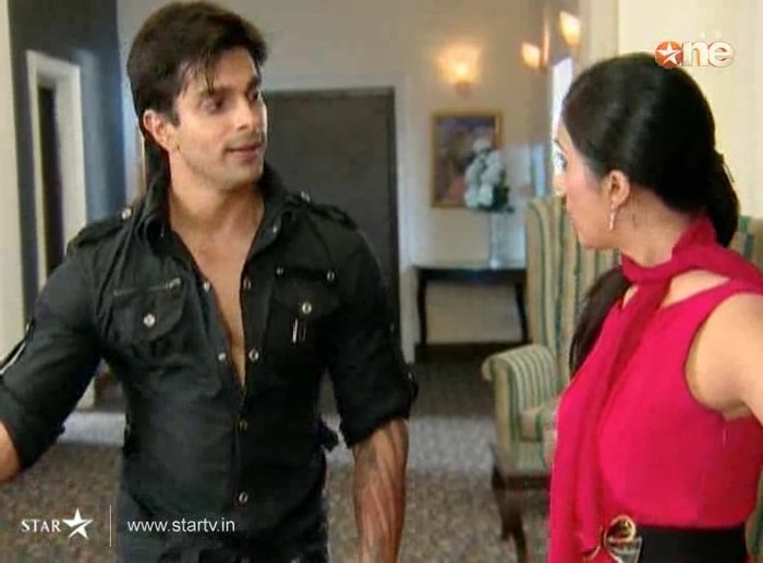 jiGwq - DILL MILL GAYYE KaSh as ArSh Hotel Lobby Scene Capz