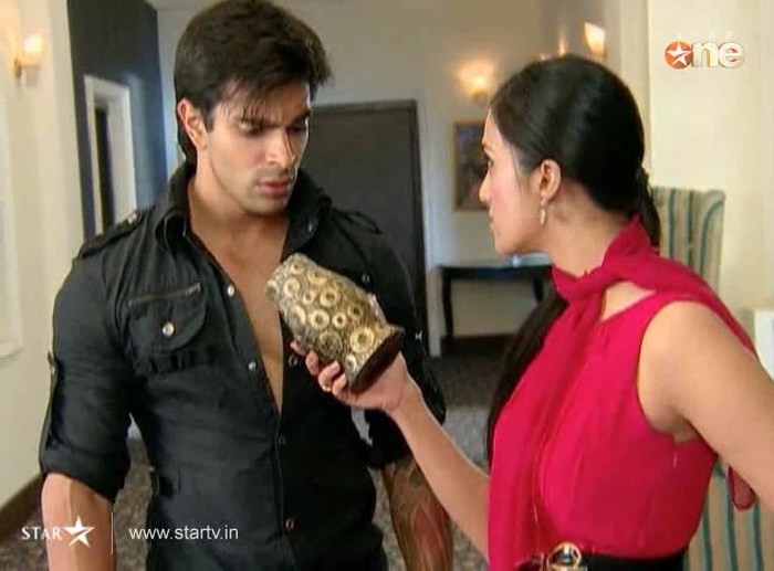 QwNT7 - DILL MILL GAYYE KaSh as ArSh Hotel Lobby Scene Capz