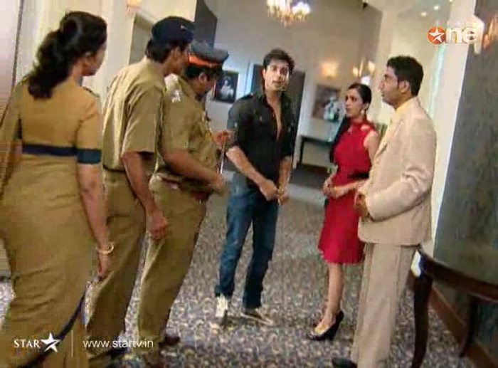 fsSUT - DILL MILL GAYYE KaSh as ArSh Hotel Lobby Scene Capz