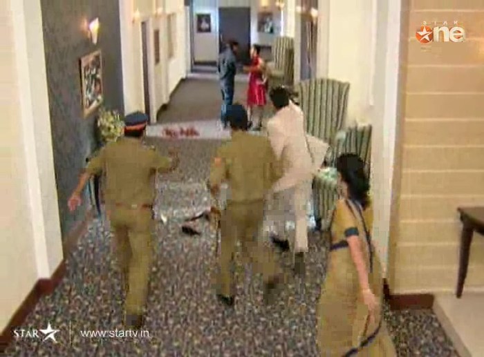 goMYV - DILL MILL GAYYE KaSh as ArSh Hotel Lobby Scene Capz