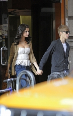  - 2011 Leaving Thai Restaurant Siam In New York City With Selena Gomez June 30