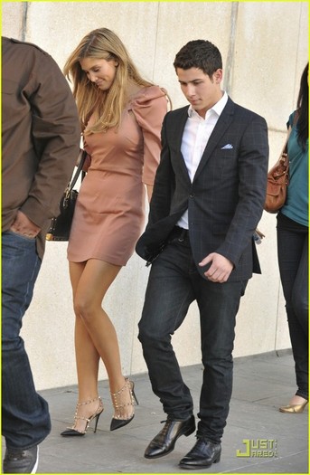 Nick-Jonas-Delta-Goodrem-Les-Miserables-Mates-06-29-2011-nick-jonas-23330100-801-1222 - Nick and Delta Dunarii