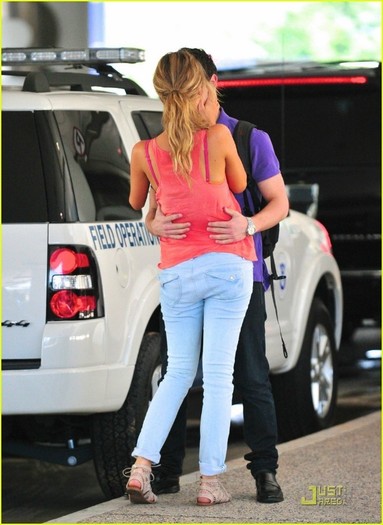 Nick-Jonas-Kisses-Delta-Goodrem-at-LAX-06-24-2011-nick-jonas-23193330-892-1222 - 2 Mi sa rupt corazonu