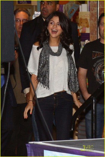 selena-gomez-laurel-park-place-16 - Selena Gomez  Laurel Park Place Pretty