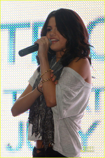 selena-gomez-laurel-park-place-23