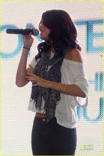 selena-gomez-laurel-park-place-30