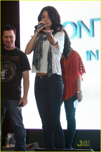 selena-gomez-laurel-park-place-35