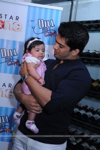 103992-amit-tandon-with-his-daughter-in-star-one-dill-mill-gayye-party