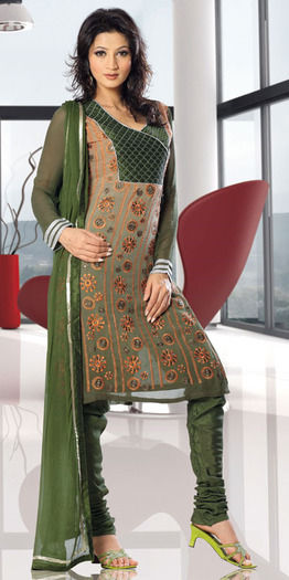 ll221123b - Modele de sariuri