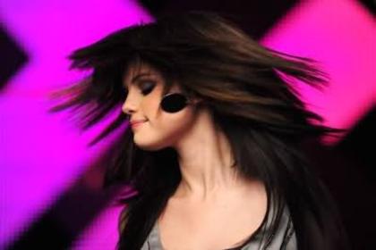 9fphm9 - selena gomez falling down