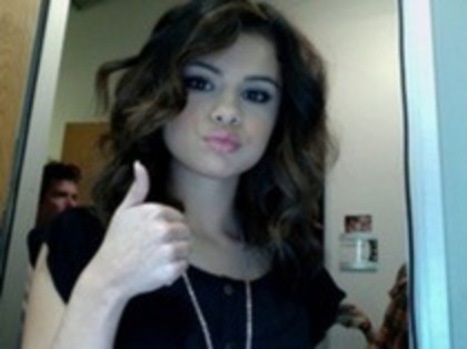 38977204_SZGUDWBGA - 0-Selena este favorita sefilor de la disney-0