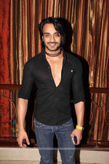 133869-angad-hasija-at-yuva-tigers-calendar-launch-in-club-millennium