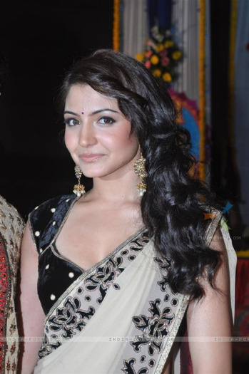 111102-anushka-sharma-in-special-shaadi-by-band-baaja-baaraat - ANUSHKA SHARMA