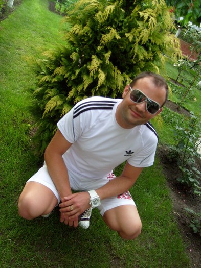 EU & chiparosul meu galben; langa iubitul meu chiparos galben
