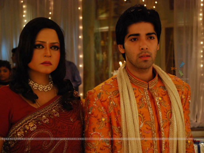 33213-vasundhara-and-ranvir-rajvansh-looking-shocked[1]