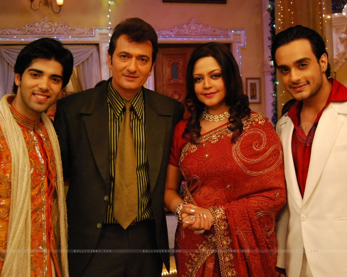 33208-indrajit-and-vasundhara-rajvansh-with-their-sons[1]