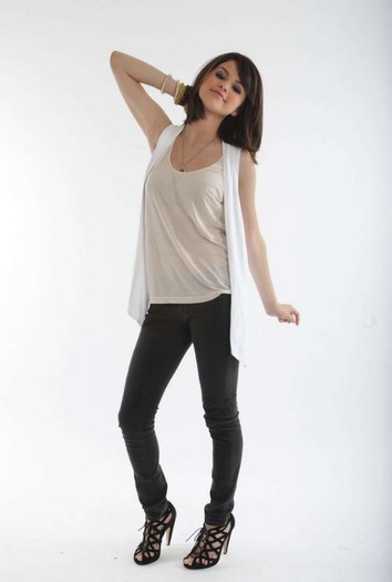 Selena Gomez wears pretty white tank top and black jeans (6) - disney actress 3