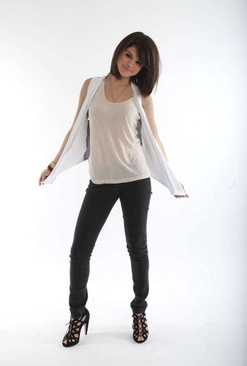 Selena Gomez wears pretty white tank top and black jeans (7) - disney actress 3