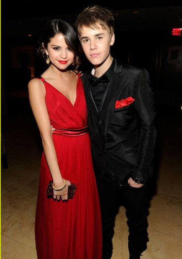 selena-gomez-justin-bieber-holding-hands-05 - Jelena-Lov3