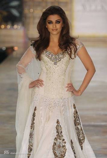 Aishwarya on Ramp - 005