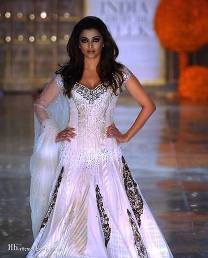 Aishwarya on Ramp - 008