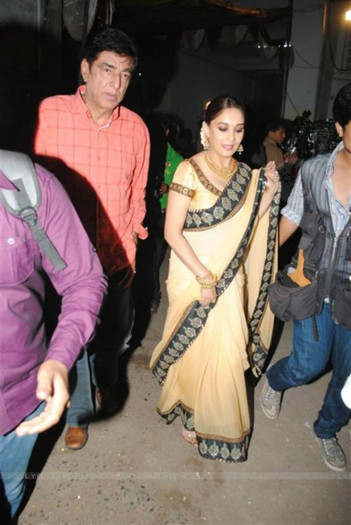 111870-madhuri-dixit-at-promotion-of-tees-maar-khan-on-reality-show-jh