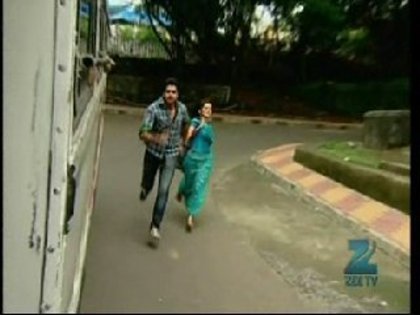 268096_134725113273657_100002085074971_252721_5236266_n - radika choti bahu 2