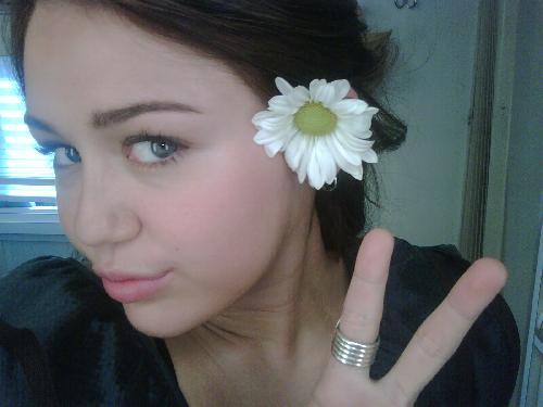Miley_Cyrus_flower_girl - poze rare