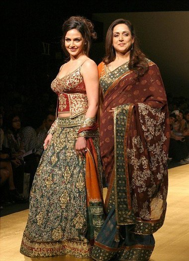 esha-deol-fashion-show-bollyupdatescom-02 - Esha Deol