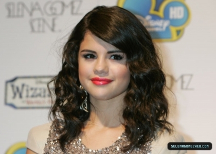 normal_selena-gomez-042