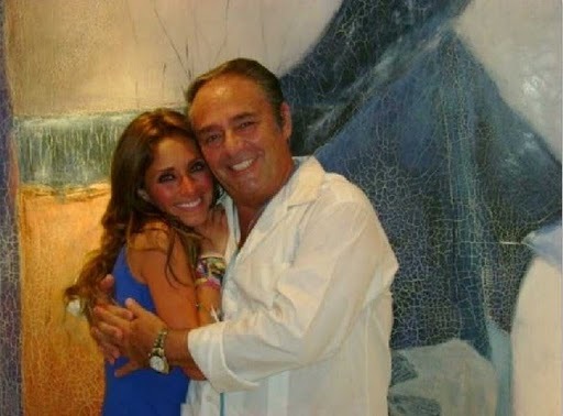 27 - 00Anahi con su familia