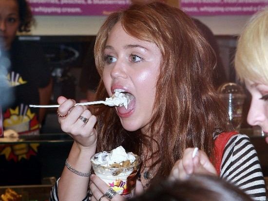 e bun... - Miley si Ashley la milkshake