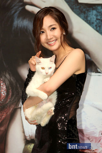 Park-Min-Young-and-cat02 - o Park Min Young o