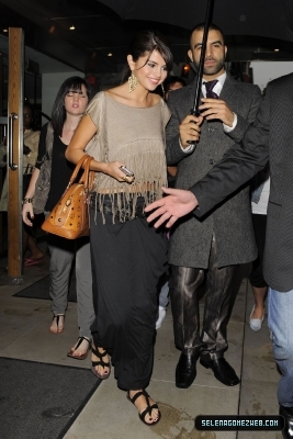 normal_selena-gomez-015 - 07-05-11  Selena Gomez leaving Nobu Restaurant in London