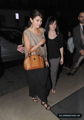 normal_selena-gomez-030